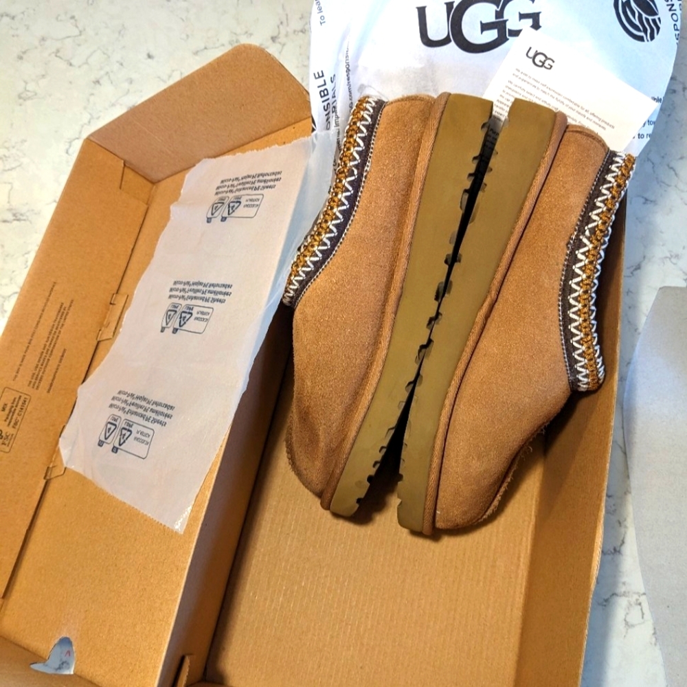 UGG Tazman ll big kid size 5 (Women Size 6) outdoor/indoor shoes